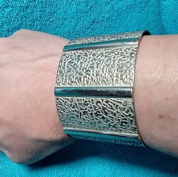Textured Silver Wide Large Cuff Bracelet vintage - Picture 1 of 7